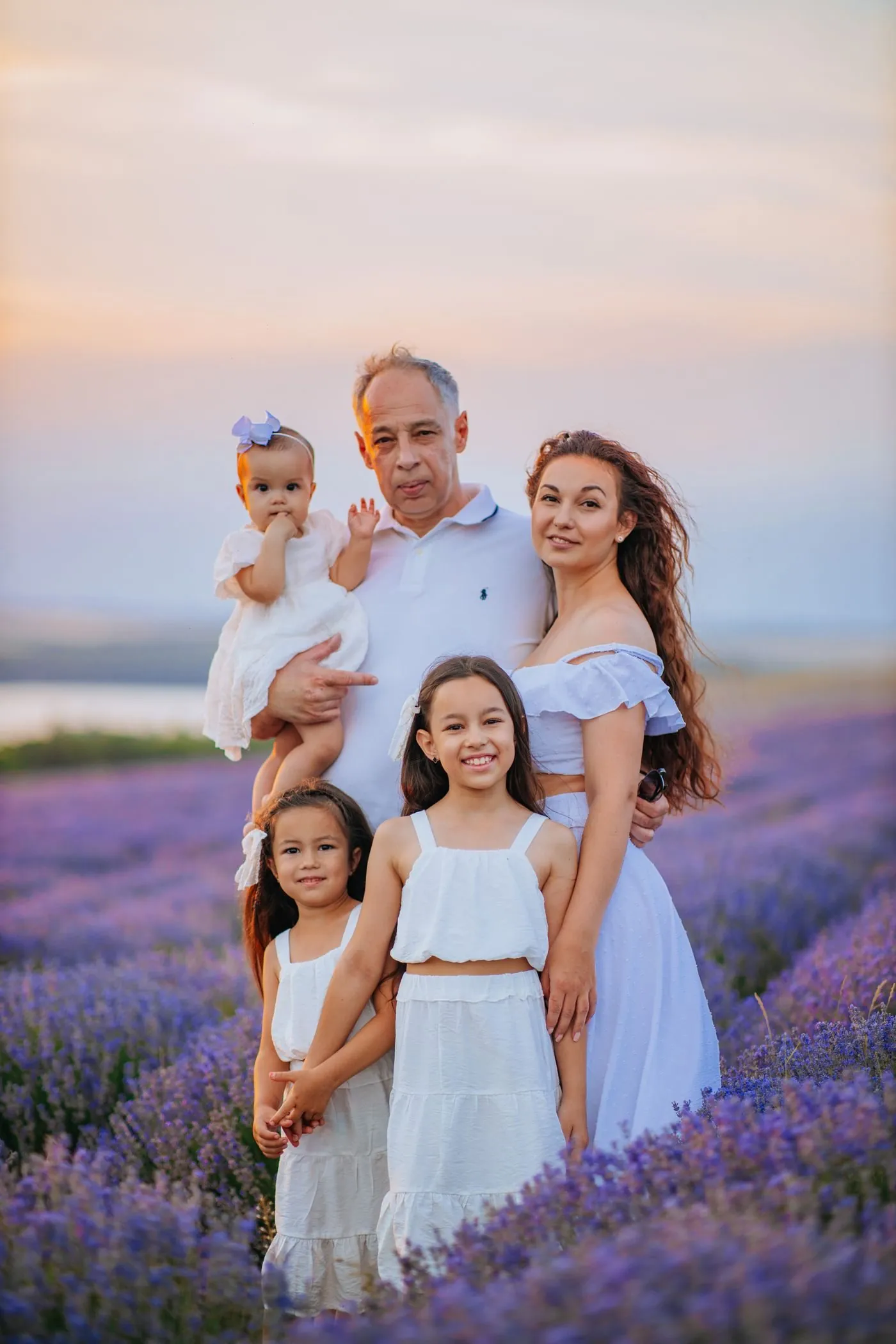 Familie în lanul de lavandă la apus