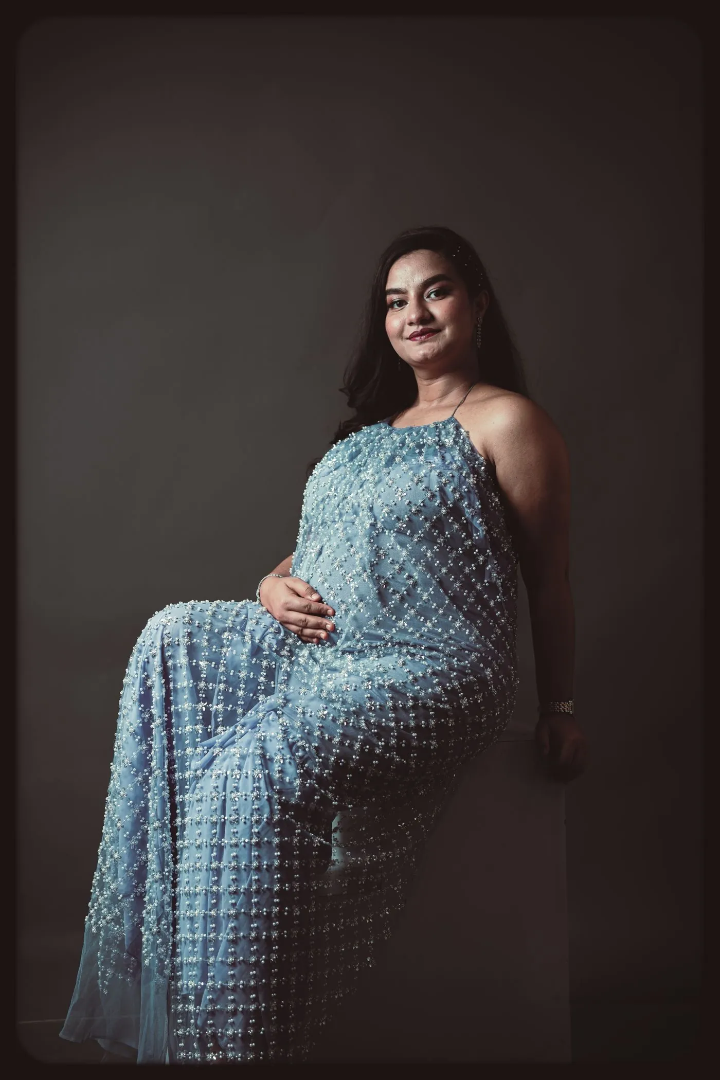 Ședință foto de maternitate cu litere luminoase MOM